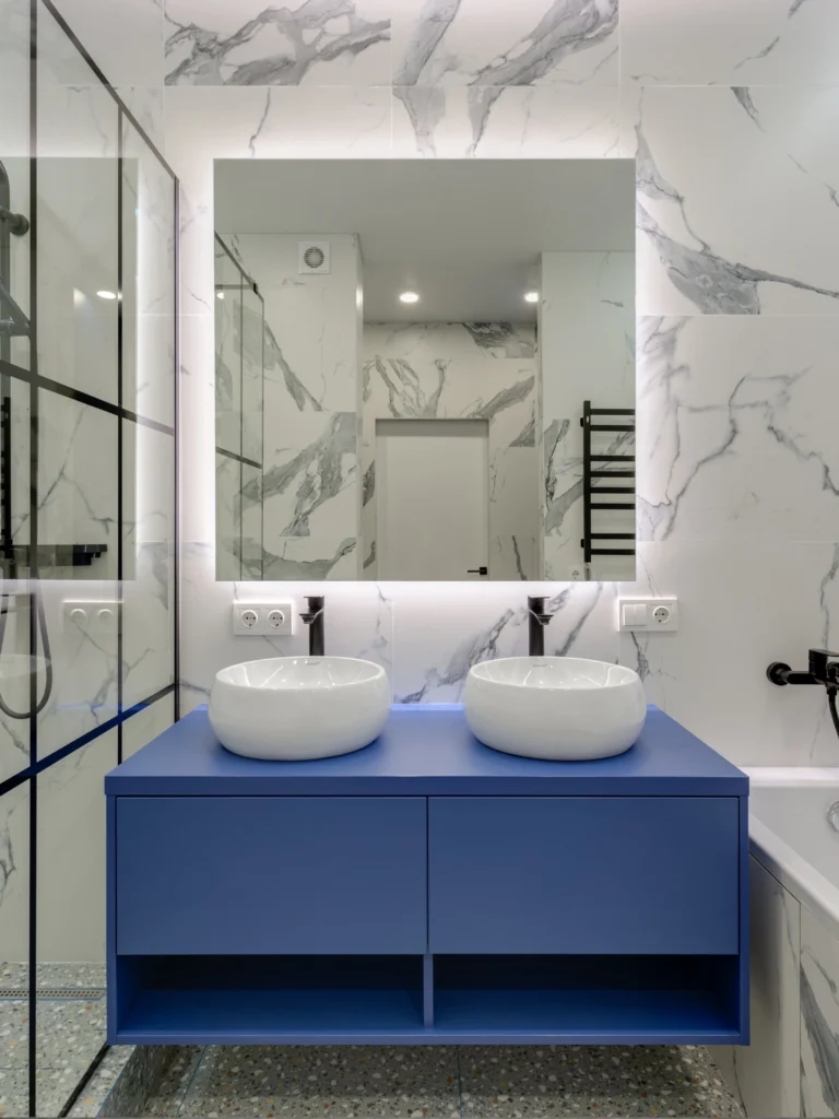 Modernes saniertes Bad mit bodengleicher Dusche in Mannheim