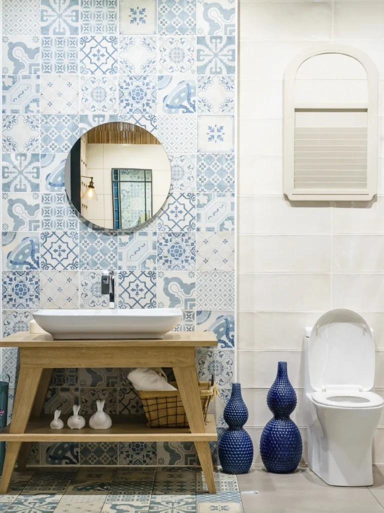 Waschtischanlage mit Spiegel und Schrank in einem sanierten Bad