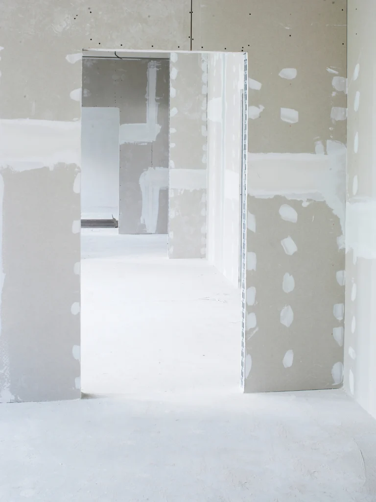 Montage einer Trockenbauwand mit Gipskartonplatten in Mannheim