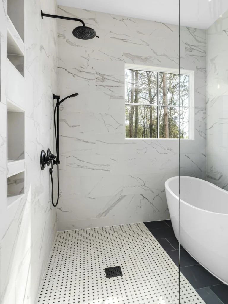 Natursteinverkleidung an Duschwand und Waschtisch