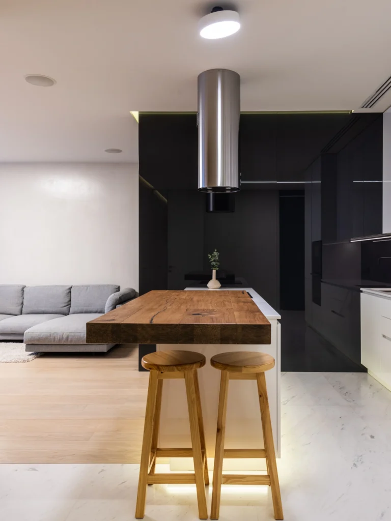 Sanierter Flur mit neuen Innentüren und Fliesenboden